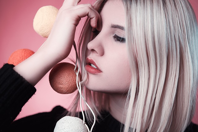 růžové blond vlasy
