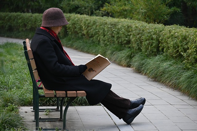seniorka na lavičce