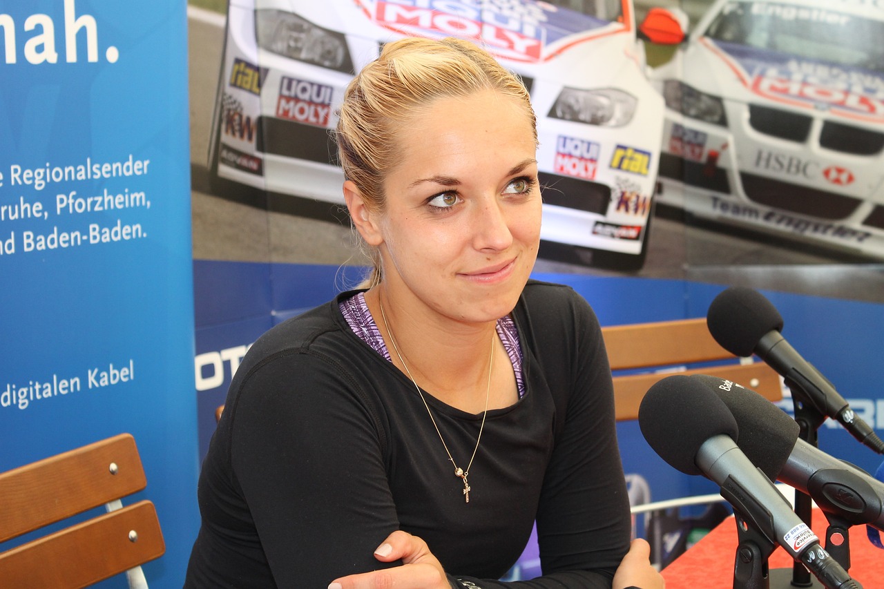 V televizi koukám ráda na tenis. 